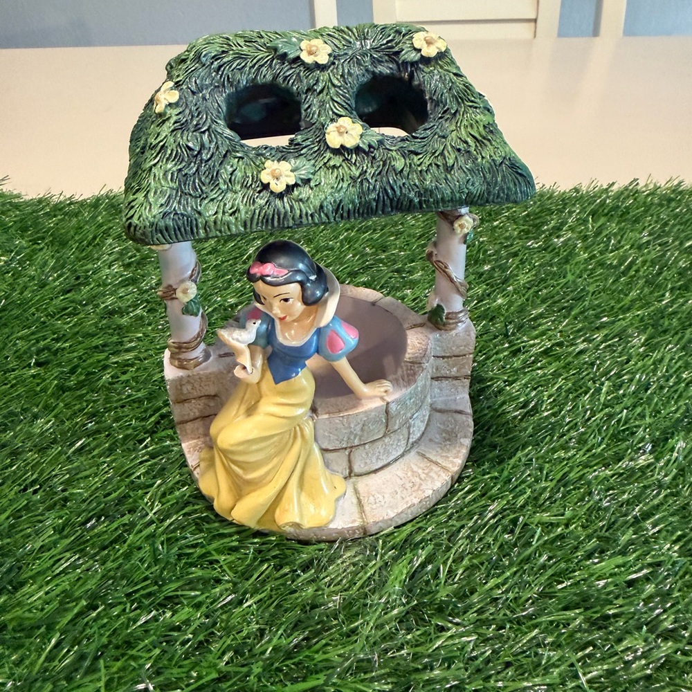 Disney Princess Snow White Wishing Well tooth brush holder
